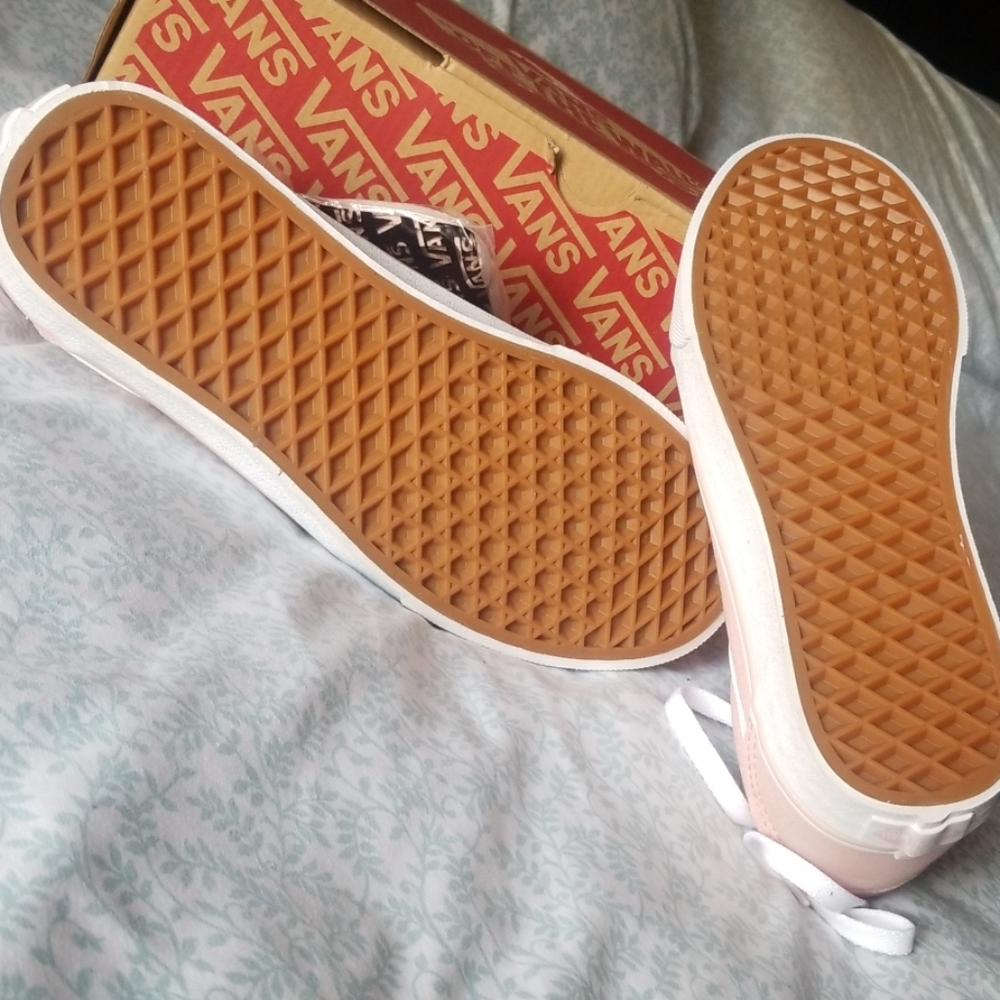 NEW VANS WARD - Picture 2 of 4